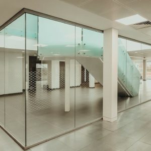 Противопожарная перегородка с дверью в офис / серия FRM5349