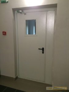 Противопожарная полуторапольная дверь со стеклом / серия FRM7286